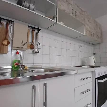 Red Rose Apartment *